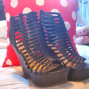 Balck wedge heels.